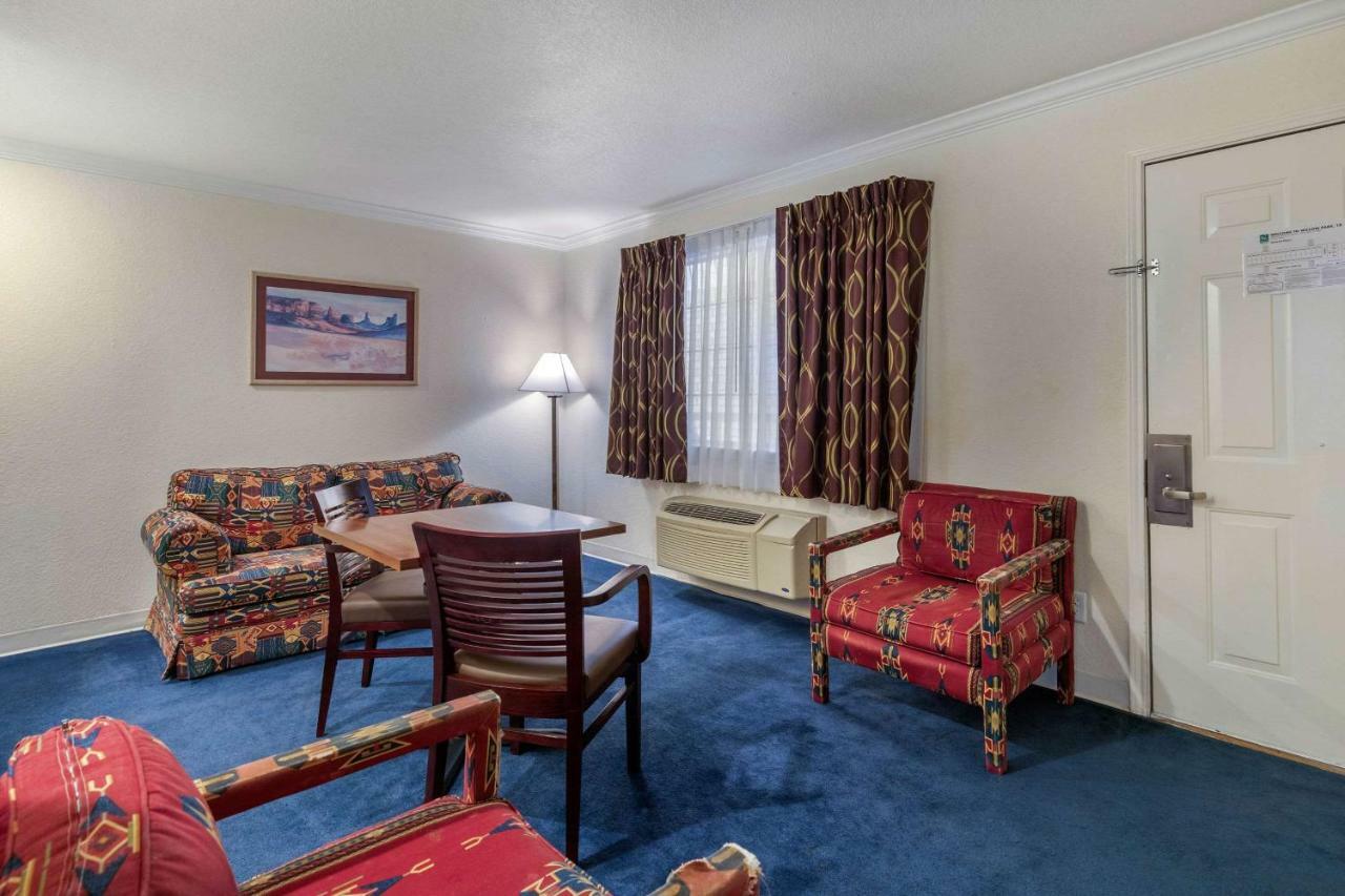 Baymont By Wyndham Willow Park Exterior photo